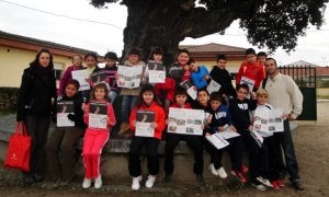 Alumnos de Tiétar con los monitores en el patio, tras la celebración del taller. ::                             A. A.