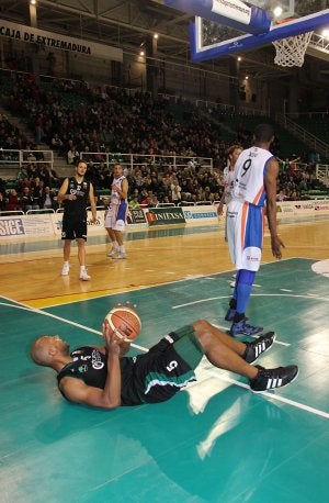 Leon Williams observa desde el suelo a Lawal. ::                             MARISA NÚÑEZ