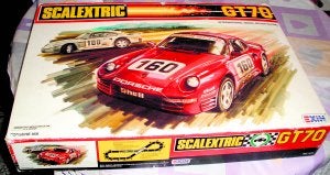 Ocho caras conocidas recuerdan el juguete que marcó su infancia. Wyoming, que abre este reportaje, nunca olvidará su Scalextric