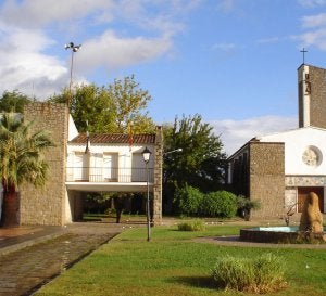 Ayuntamiento e iglesia de Pueblonuevo de Miramontes. ::                             HOY