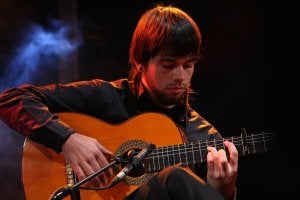 «Llevo a la guitarra todo lo que suena»