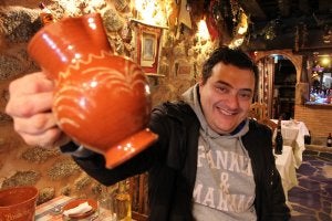 A la carta. Julián, en su restaurante de San Martín de Trevejo, donde ofrece los platos típicos del Val do Xálima. ::                             ANDY SOLÉ