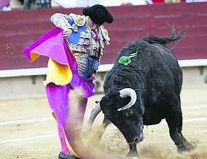 Diego Urdiales torea con el capote al de Fuente Ymbro. ::                             EFE