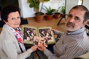 María Dolores Hernández y José Antonio Gutiérrez con las fotos de su boda en Bótoa. ::                             CASIMIRO MORENO
