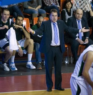 Gustavo Aranzana muestra su incredulidad durante el partido de ayer en Burgos. ::                             SANTIAGO RAMIRO