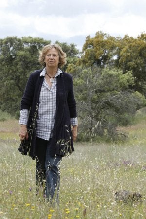 Nora de Liechtenstein pasea por su finca de Peraleda. ::                             ANDY SOLÉ