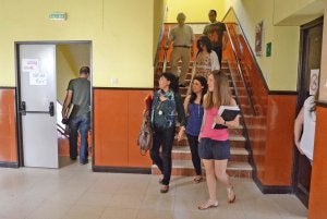 Varios alumnos salen de clase en la Escuela Oficial de Idiomas de Badajoz. ::                             CASIMIRO MORENO