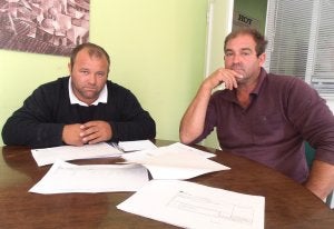 Los hermanos Juan Emilio y Pablo Hernández ante pagarés devueltos. ::                             SALVADOR GUINEA