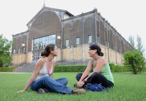 El edificio metálico se usa para actos académicos e institucionales de la universidad. ::                             CASIMIRO MORENO