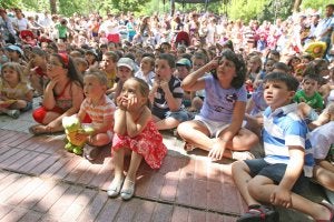 Cientos de niños siguen las aventuras de las marionetas. Hoy volverán, también al mediodía. ::
L. CORDERO