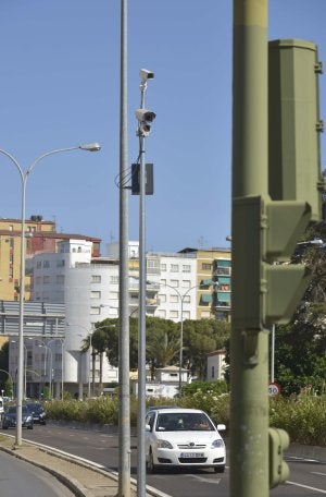 Uno de los dispositivos 'fotorrojo' en la autopista. ::                             ARNELAS