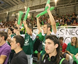 La afición del Cáceres podrá volver al Multiusos la próxima temporada para disfrutar de la Leb Oro. ::                             HOY