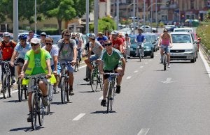 A las dos y media de la tarde un grupo de ciclistas cruza la autopista. ::                             CASIMIRO MORENO