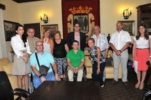 Foto de familia de los representantes municipales y de los de las asociaciones de los convenios. ::                             PALMA