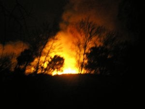 Dos imágenes del incedio ayer por la noche. HOY