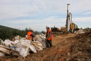 Trabajadores realizando prospecciones el pasado febrero en el monte de Pedroso. ::                             HOY