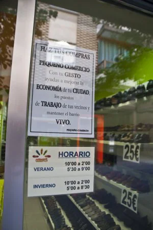 Una tienda de Menacho marca su horario y pide que se compre en el pequeño comercio. ::
PAKOPÍ