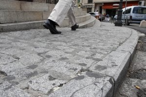 Pavimento sembrado de chcicles en la zona de la Cruz de Santa Ana. ::                             ANDY SOLÉ