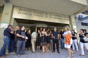 Protesta de empleados públicos a la puerta de la Seguridad Social en Badajoz. ::                             HOY