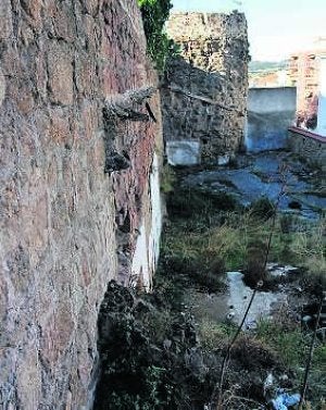 Lienzo y cubo de la muralla que la agrupación quiere liberar. ::                             A. S.