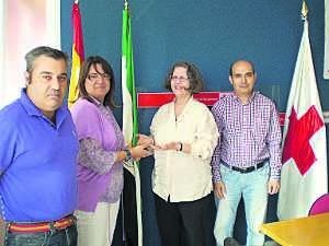 Entrega de la pulsera a los responsables de Cruz Roja. ::
HOY