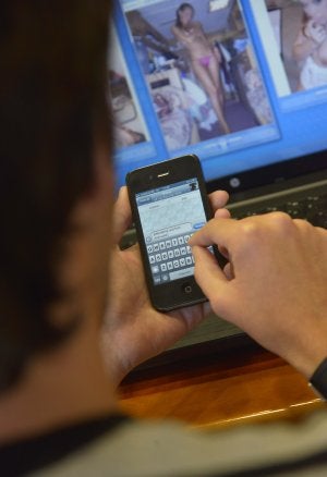 Compartir imágenes eróticas se da mucho entre menores. ::                             HOY