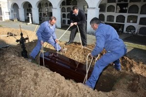 No sólo se han encarecido los servicios de las empresas funerarias sino también los que se prestan en los propios cementerios. ::                             HOY
