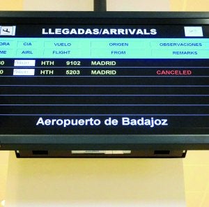 Panel con la cancelación el jueves de un vuelo a Madrid. ::                             C. M.