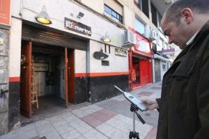 Uno de los técnicos de Contaminación Acústica de la Junta midiendo el ruido del Submarino. ::                             CORDERO