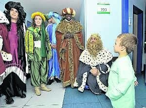 Los Reyes visitan a un niño en el hospital Materno. ::
