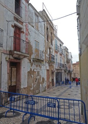 La casa de en medio es la que presenta peligro de derrumbe. ::                             C, M.