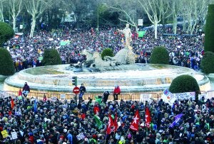 Miles de personas protestan en la madrileña Plaza de Neptuno. ::
BORJA SANCHEZ-TRILLO / AFP