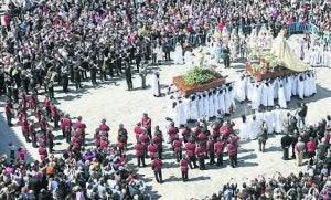 La banda municipal de música, junto a la del Humilladero, el Domingo de Resurrección . ::                             L. CORDERO