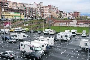 Autocaravanas en el parking de la Isla, una escena que volverá a repetirse en las próximas semanas. ::                             PALMA