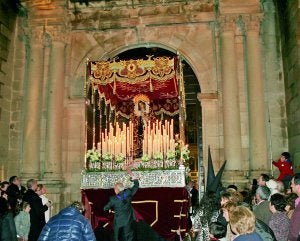 Salida de la Virgen de los Dolores de la iglesia, el viernes. ::
F. H.