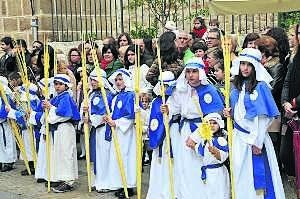 Los niños protagonizan la procesión del Domingo de Ramos con La Borriquita.