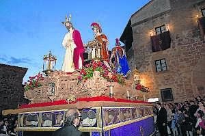 Los costaleros cargan el paso de Jesús de la Pasión, durante la procesión del pasado año. ::                             PALMA