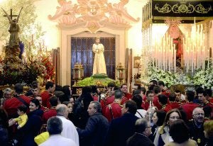 La cofradía mostró los pasos desde la puerta de la iglesia.