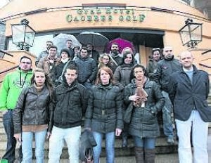 Trabajadores del Cáceres Golf, a la entrada del hotel. ::                             L. CORDERO