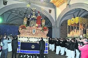 Los costaleros de La Pasión bailan uno de los pasos titulares de la hermandad.