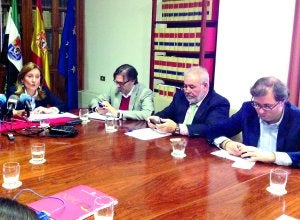 La subdelegada del Gobierno con los tres alcaldes. ::                             CEDIDA