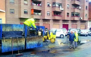 Trabajadores municipales parchearon ayer los baches del vial de acceso al parking de la Isla. ::
PALMA