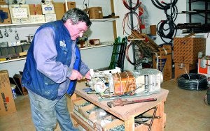 El fontanero Silvestre Pañero repara una caldera en su taller. ::                             PALMA