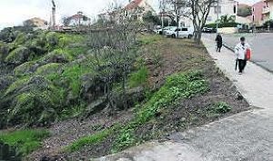 Vista del tramo de acera sin la protección de la barandilla. ::
A. SOLÉ