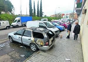 Arde un vehículo en el barrio de San Fernando