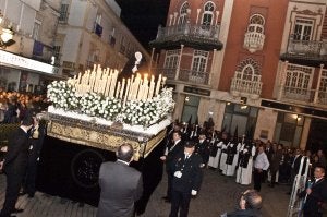 Virgen de la Soledad. La patrona de Badajoz pudo recorrer las calles de la ciudad durante la procesión celebrada la noche del Viernes Santo.