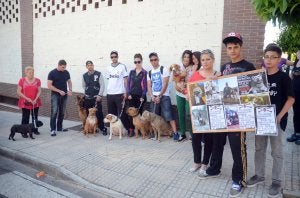Eva María, la dueña de Jadi, muestra un panel con fotos de su perra acompañada de varios vecinos, también con sus canes. ::                             BRÍGIDO