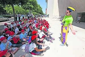 Un actor de animación acompaña a los más jóvenes a las puertas del Palacio de Congresos. ::                             L. CORDERO