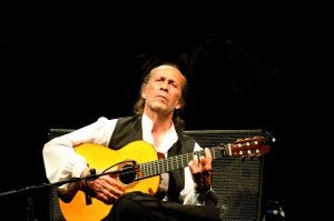 Paco de Lucía encandiló al público extremeño ayer en el auditorio Ricardo Carapeto de Badajoz. ::                             PAKOPÍ