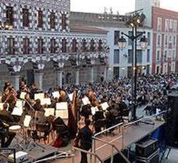 Concierto de la Orquesta de Extremadura en la Plaza Alta. ::                             HOY